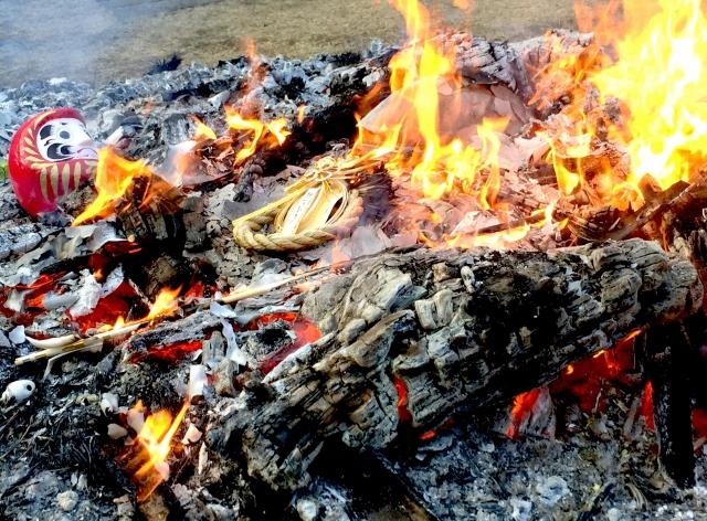 お焚き上げを持ち込みする際にどんなものものが対象になるか解説